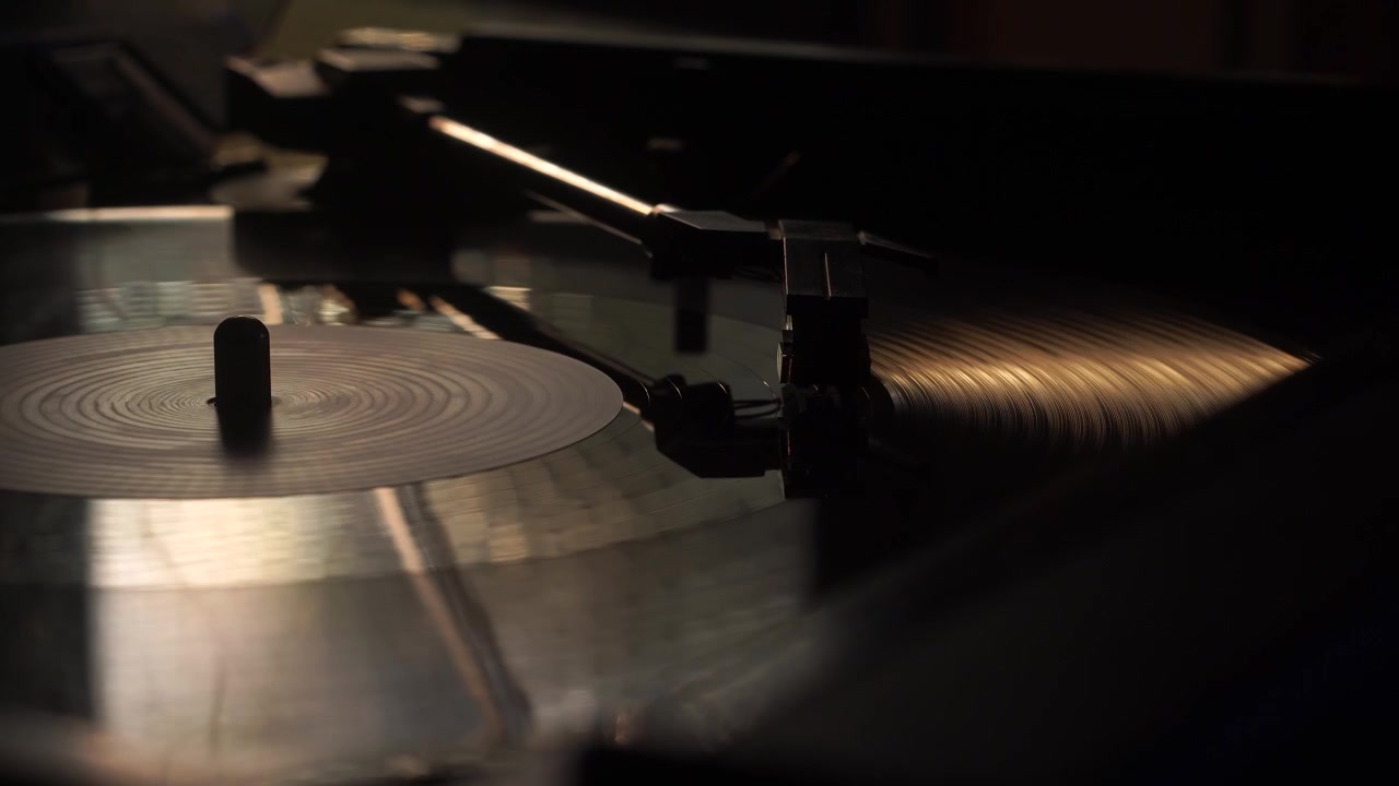 Arresto automatico della riproduzione, disco in vinile vintage in luce naturale, primo piano.