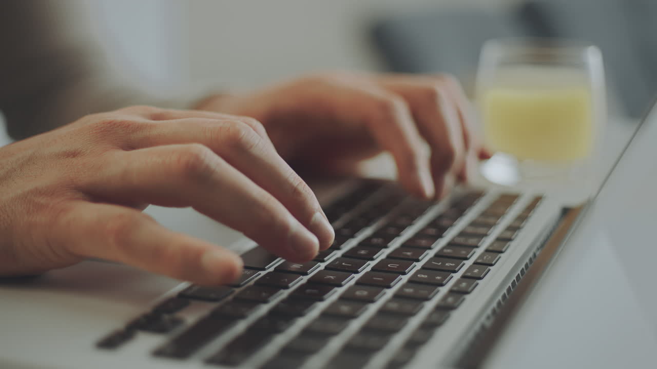 persona escribiendo en una computadora portátil