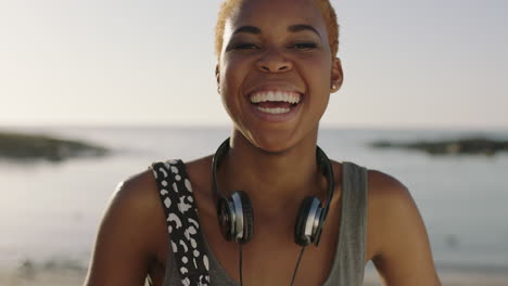 Retrato-De-Una-Joven-Afroamericana-Funky-Riendo-Juguetona-En-Una-Hermosa-Playa-Soleada