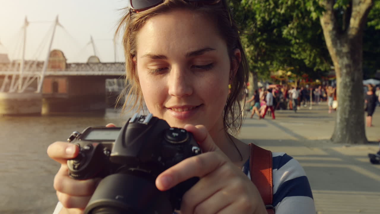 관광 여행 사진작가 는 일몰 에 런던 도시 를 촬영 하고 있다