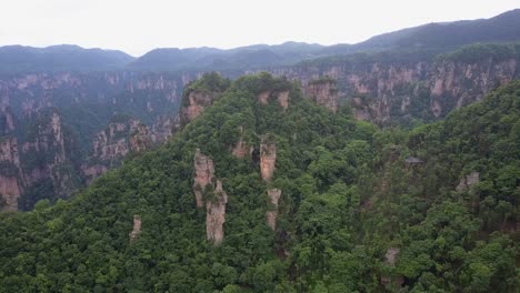 Geología-De-Erosión-única-En-Hunan,-China:-Torres-De-Roca-Forestal-Dramáticas