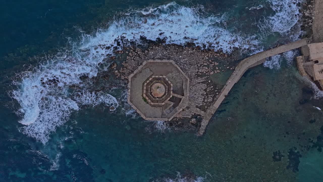 Vista aerea di un drone che sorvola la fortezza di Methoni vicino al Mediterraneo