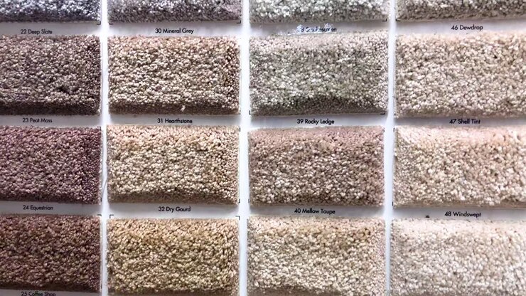 Campioni colorati di moquette quadrati nel negozio, realizzati per la decorazione di interni residenziali e commerciali.