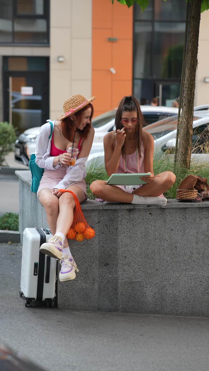 dos mujeres relajándose al aire libre con bebidas y pastillas