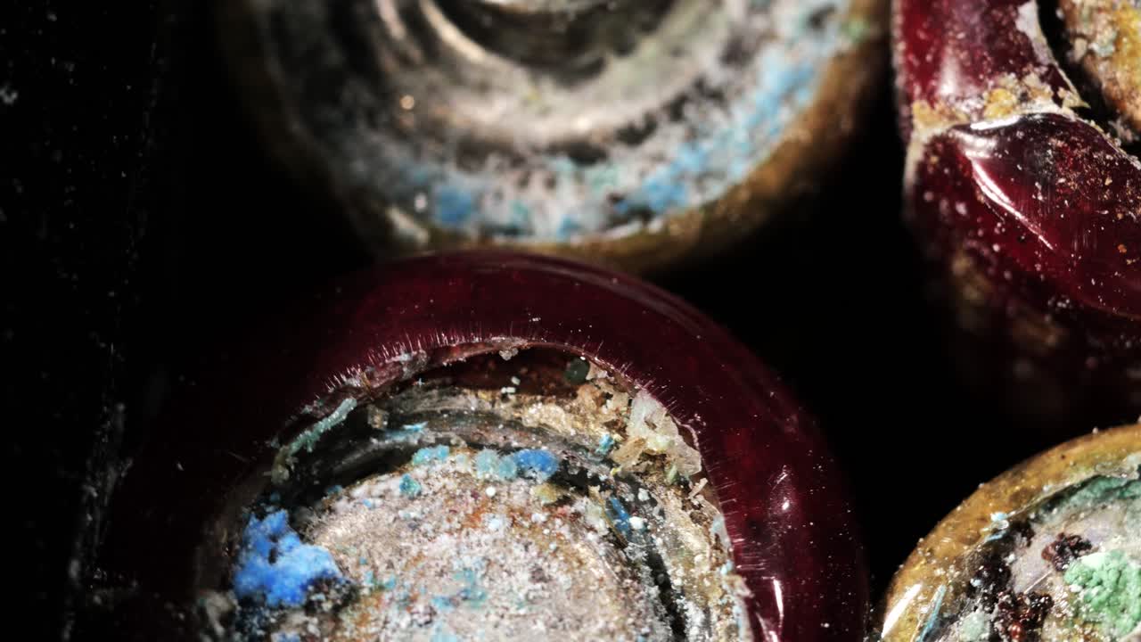 Vista macro estrema rotante di contatti di batteria corrosi con denso residuo chimico e ossidazione