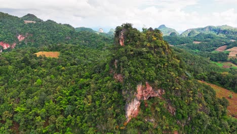 Vista-Aérea-Y-Espectacular-Del-Valle-Montañoso-Irregular-Durante-Una-Lluvia-Ligera