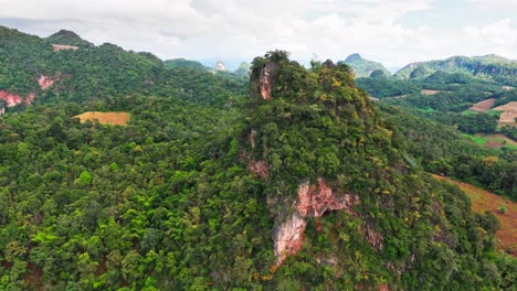 vista aérea espectacular del valle montañoso escarpado durante una lluvia ligera