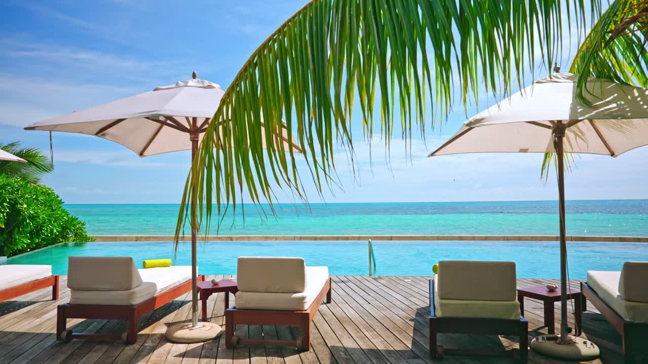 amplia toma estática de un complejo de playa de lujo tropical a la orilla del mar