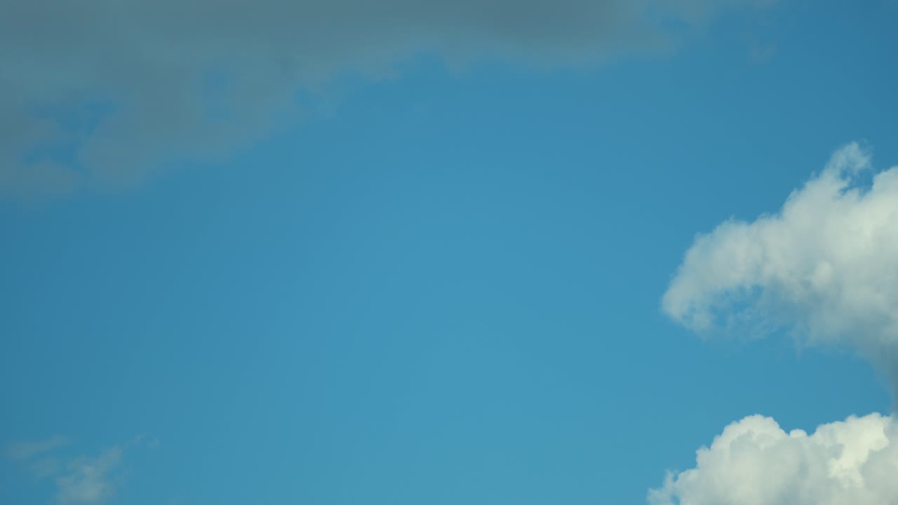 toma de lapso de tiempo de hermosas nubes en el cielo azul, video 4k