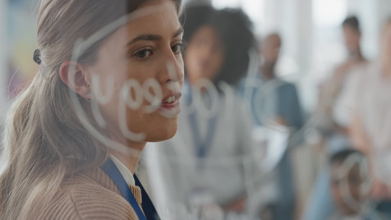 joven líder de equipo de negocios escribiendo en pizarra capacitando a colegas compartiendo ideas para resolver problemas en el seminario de presentación de la oficina