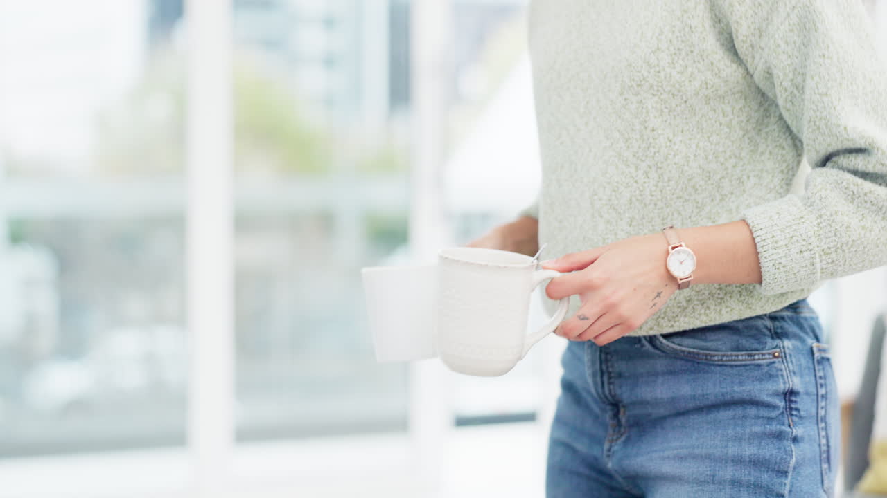 limpieza, platos y manos con taza en la sala de estar