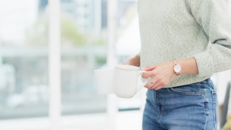 limpieza, platos y manos con taza en la sala de estar