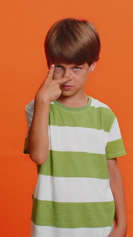 niño de la escuela espectáculo apuntando a sus ojos y la cámara te estoy viendo gesto espiar a alguien