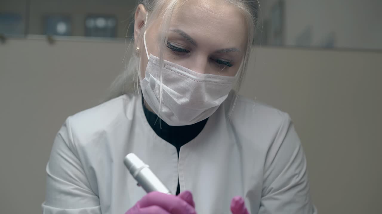 опытный специалист по косметологии с золотой серьгой