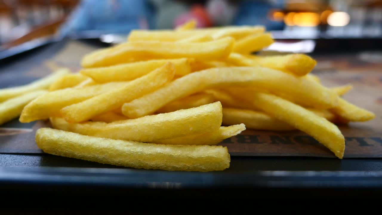 un montón de papas fritas crujientes