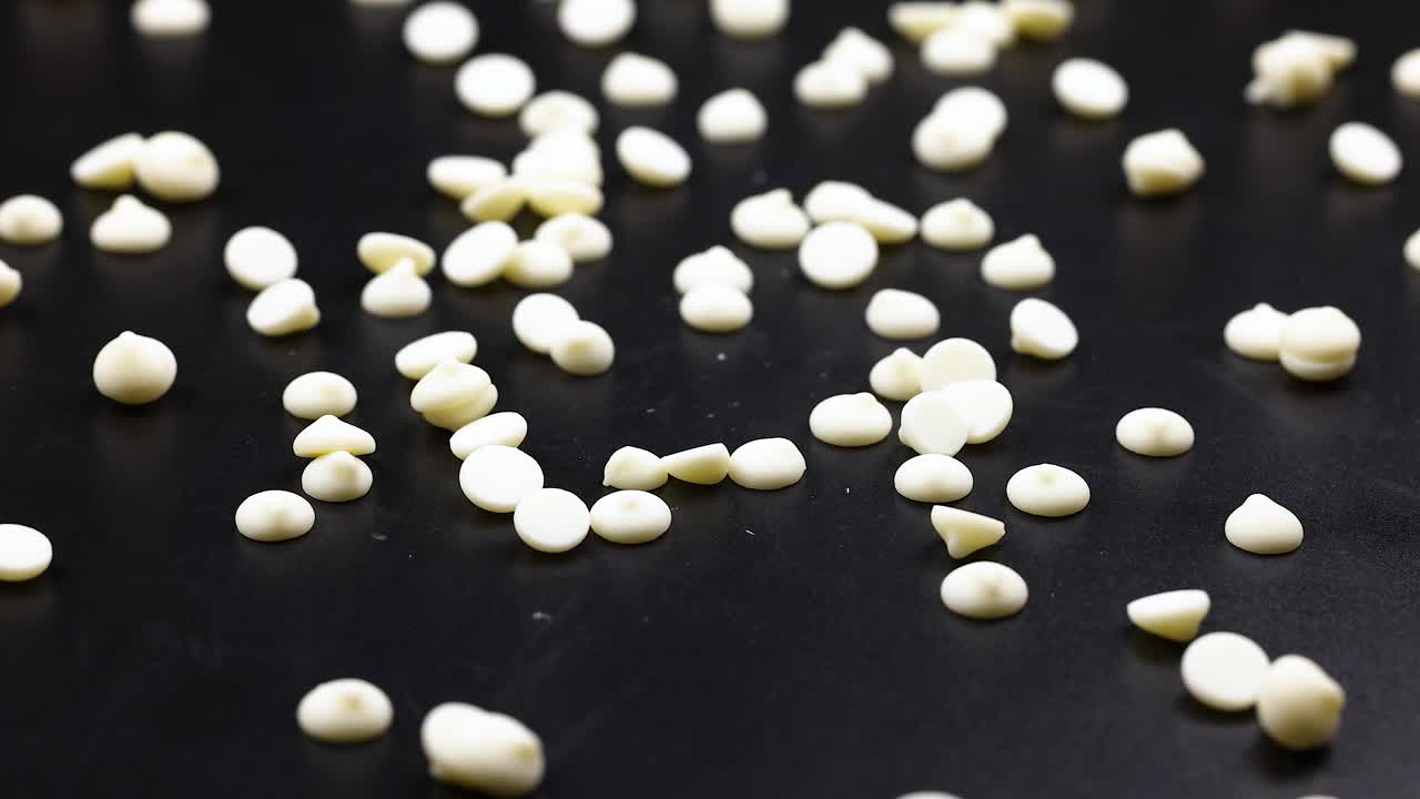 trozos de chocolate blanco