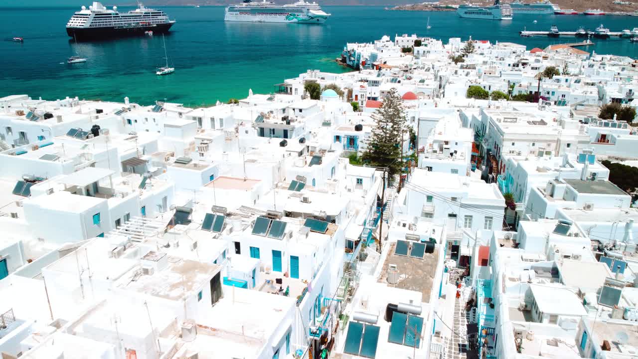 dron aéreo disparó sobre el casco antiguo de mykonos, grecia