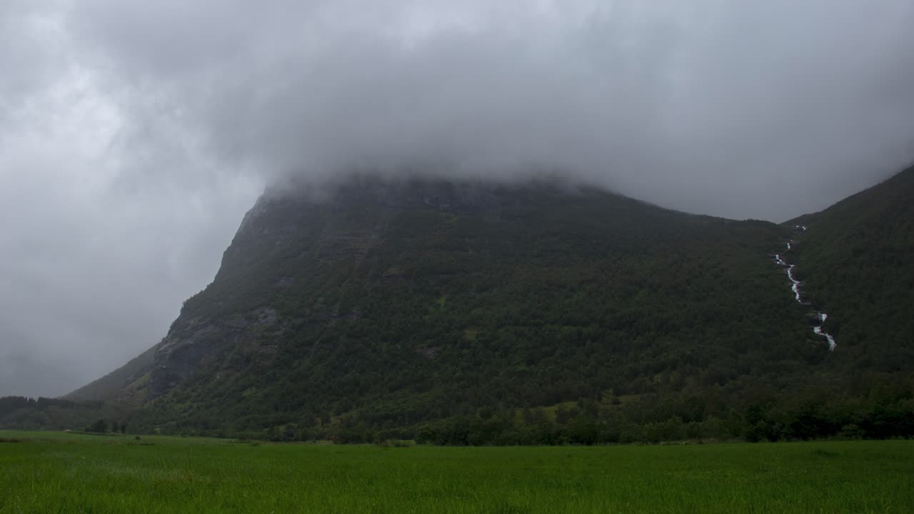 구름이 지나가는 산의 저속 촬영