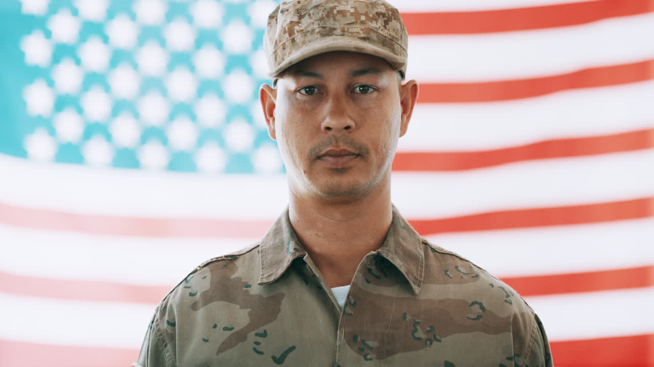 그는 자신의 나라를 자랑스럽게 만들기 위해 노력합니다.