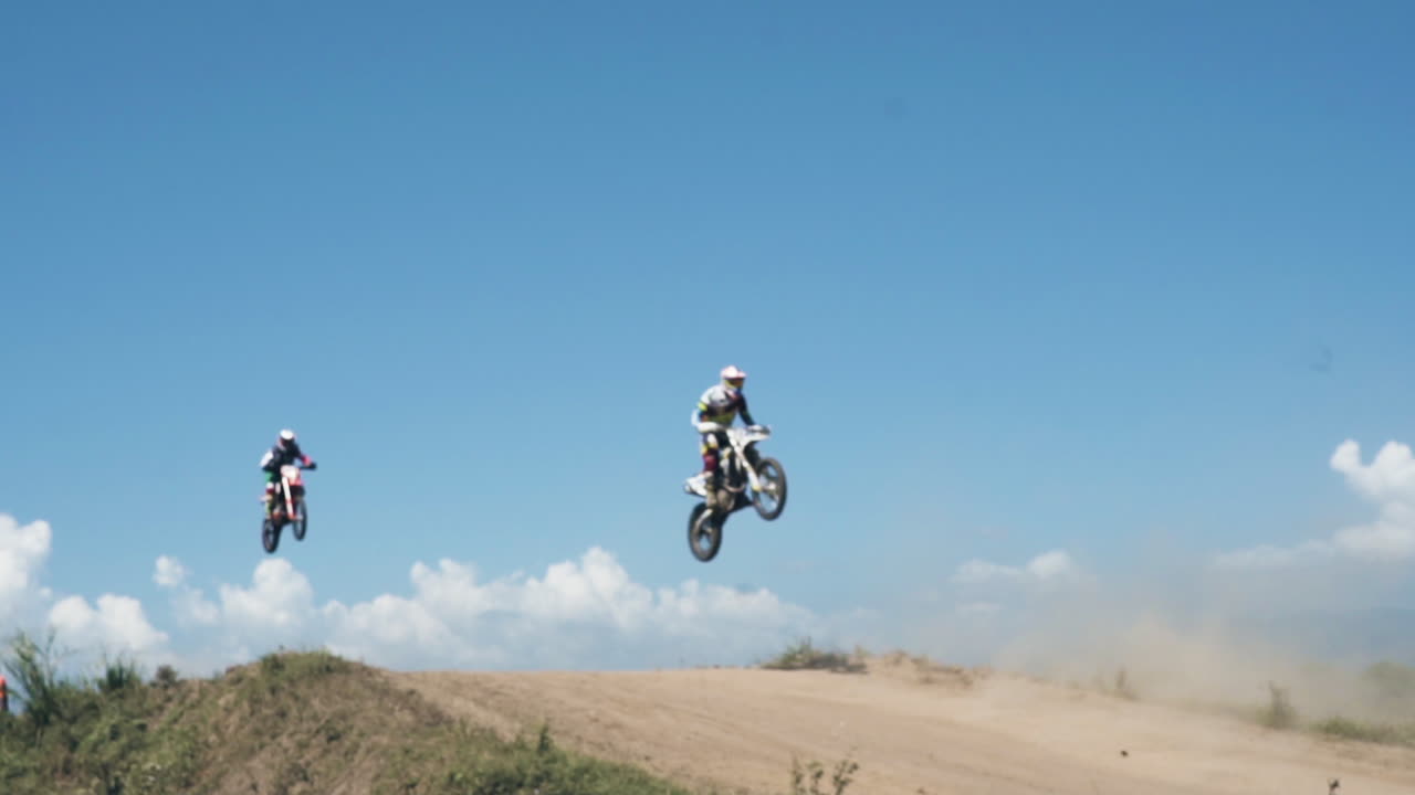 모토크로스 경기장에서 모터사이클 점핑