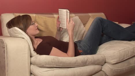 Stockvideos-Einer-Frau,-Die-Ein-Buch-Liest