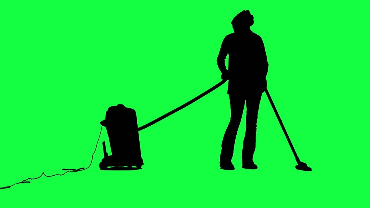 silueta negra de una mujer aspirando el suelo frente a una pantalla verde