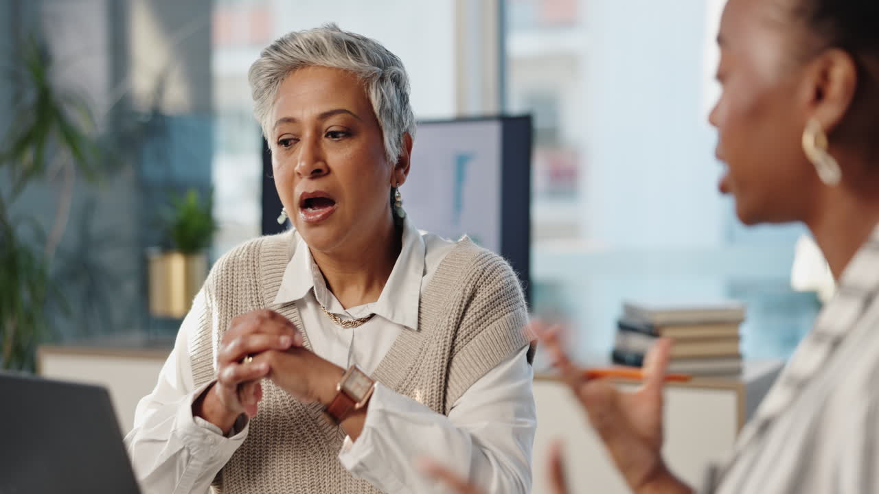 dos mujeres de negocios que colaboran en una oficina