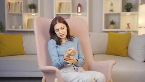mujer joven con dolor en la muñeca.