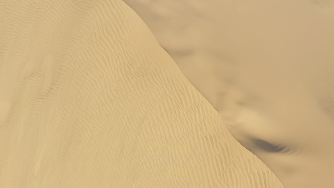 사하라 사막에 있는 큰 모래 언덕의 양쪽 능선과 전망