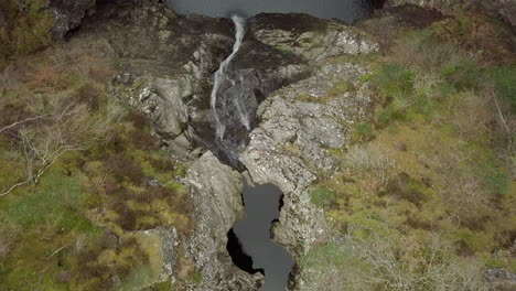 Imágenes-Aéreas-De-Las-Cataratas-De-Los-Vestíbulos-En-Los-Vestíbulos-Del-Río,-Tierras-Altas-Escocesas,-Escocia