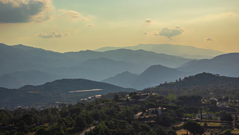 Timelapse-De-Crecientes-Nubes-Blancas-Arremolinadas-Sobre-El-Monte-Olympos-En-Chipre