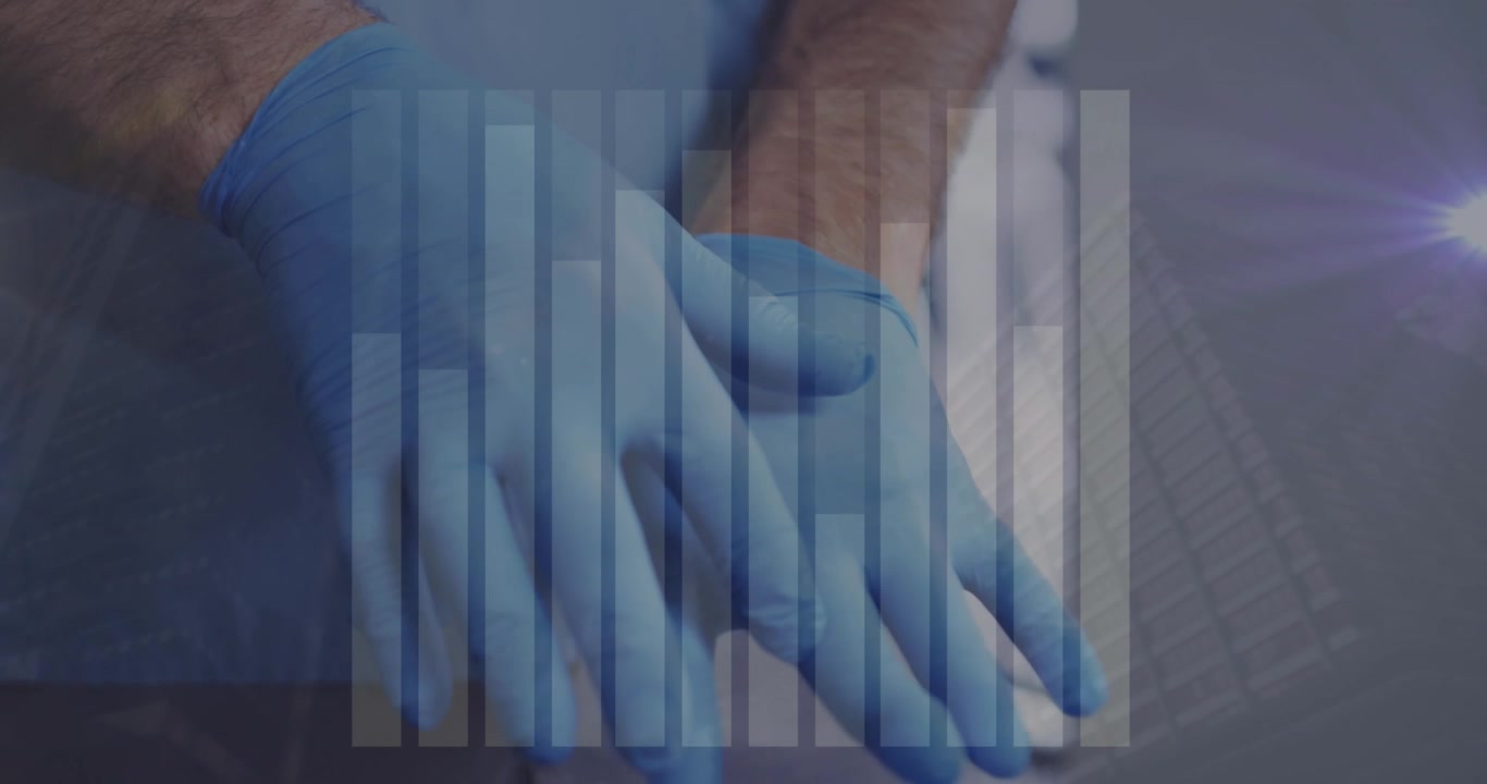 Animatie van statistieken en financiële gegevensverwerking boven een man die een smartphone gebruikt