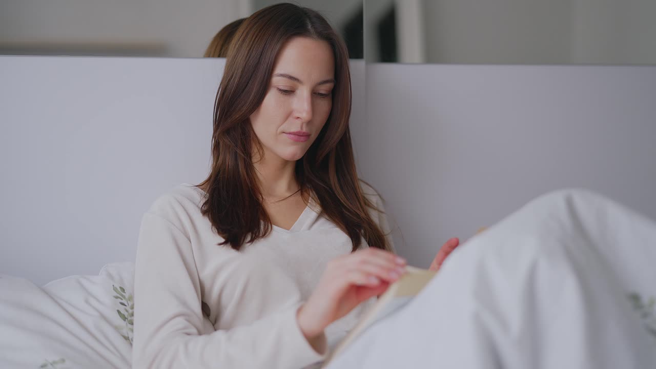 침대에서 읽는 여자