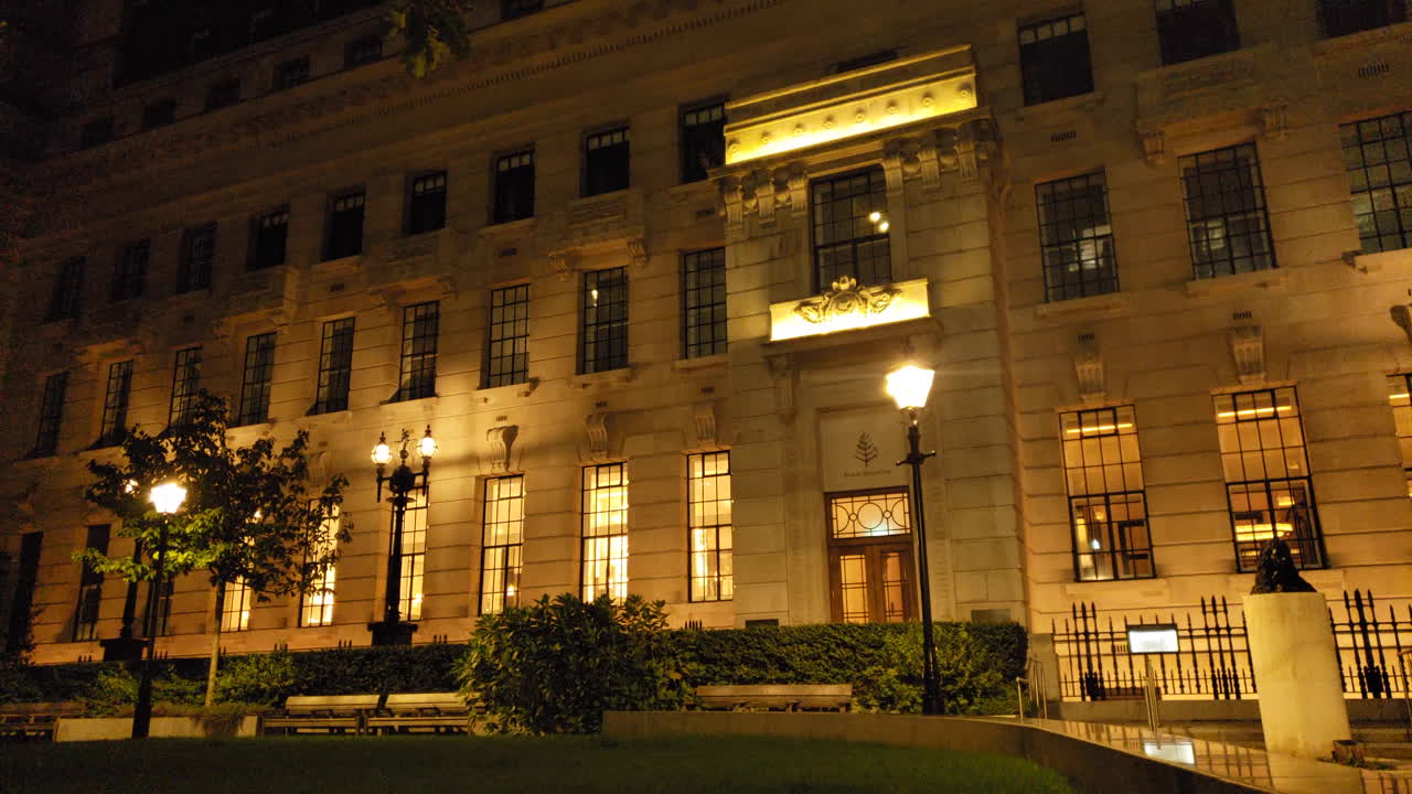 호텔, 대학, 또는 정부 건물 외부 밤