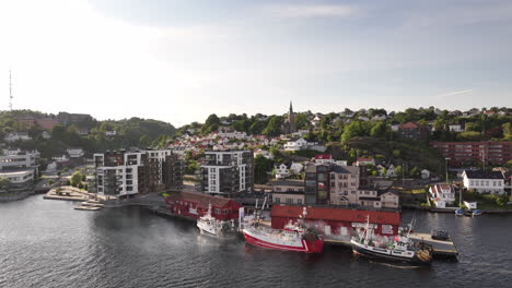 Barcos-De-Pesca-Atracados-En-El-Puerto-A-Lo-Largo-De-La-Tienda-De-Pescado-En-Arendal,-Noruega