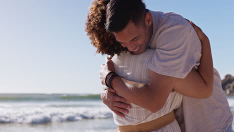 Umarmung,-Strand-Und-Paar-Bei-Einem-Date-Am-Meer