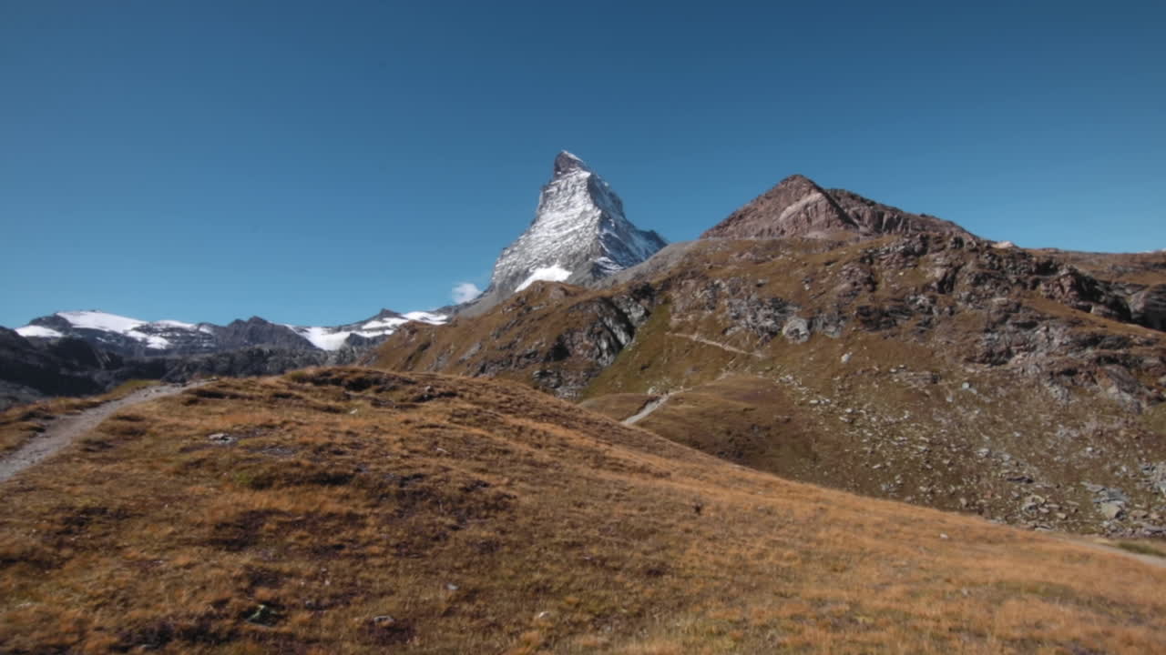disparo giratorio del matterhorn en las montañas de los alpes en suiza zermatt