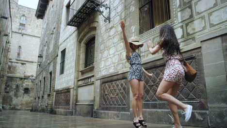 Tanzschleife-Freundinnen-Tanzen-Im-Regen-Zwei-Frauen-Feiern,-Spaß-Haben-Feier-In-Der-Stadt-Glückliche-Freundschaftsschleife