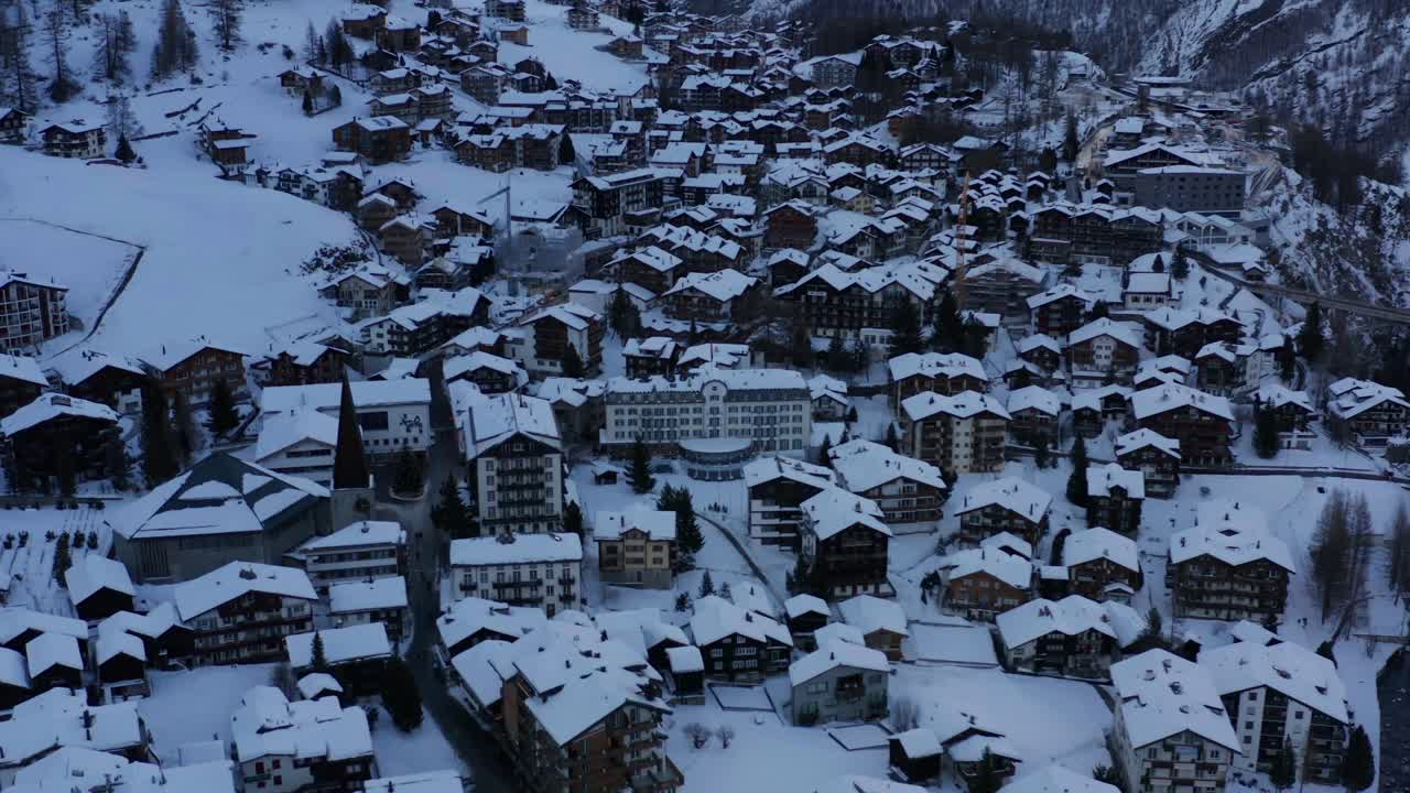 아름다운 눈 덮힌 마을의 집