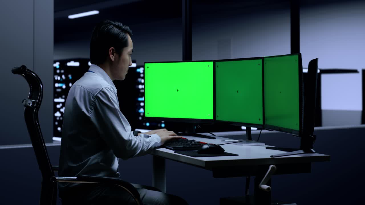 밤에는 서버 에서 컴퓨터에서 일하는 사람