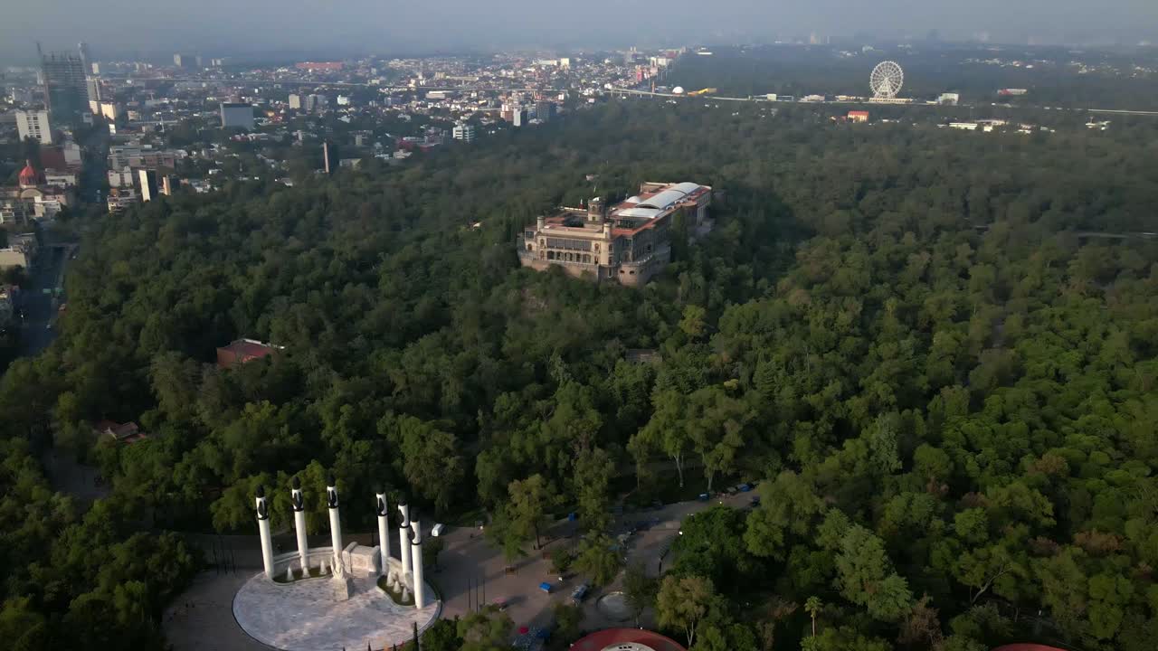 vista aérea inclinada hacia abajo estableciendo sobre el castillo de chapultepec en el bosque y el altar a la patria en la ciudad de méxico, cdmx