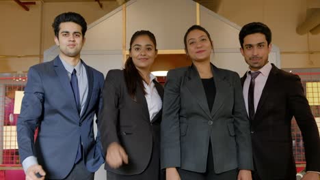 mujer de negocios india y hombres vestidos formalmente trabajando juntos