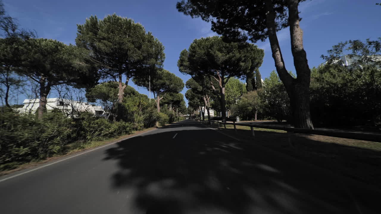 라 그란데 모트 (la grande-motte) 는 전염병 봉쇄 기간 동안 빈 도로를 가진 독특한 건축물입니다.