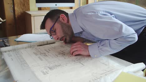 arquitecto diseñador borrando notas del plan de construcción