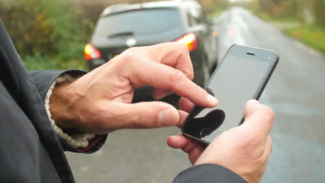 Conductor-Averiado-Llamando-Al-Servicio-De-Recuperación-En-Teléfono-Móvil