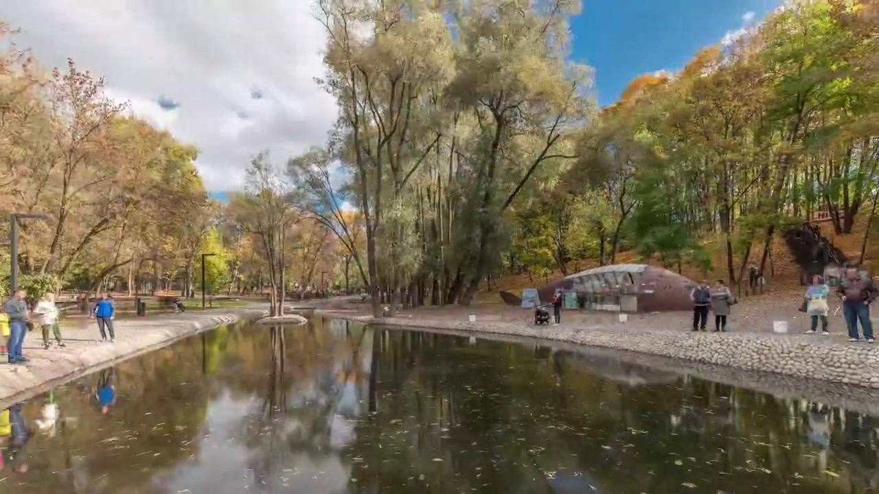 Timelapse panoramique du parc Sarzhin Yar à Kharkov, avec sa source minérale bien aménagée. Des gens pêchant sur une rivière très appréciée des habitants de la ville. Ukraine.