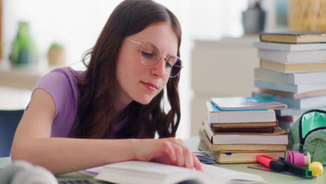 joven estudiante concentrada estudiando duro en su escritorio