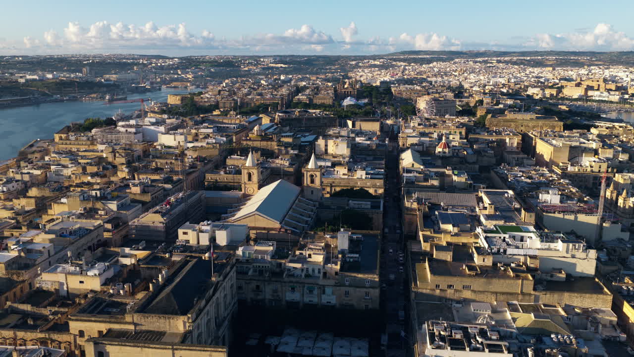 Vista panoramica de La Valletta, capitale di Malta su una penisola. Ripresa aerea rotante.