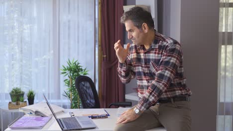 hombre de negocios trabajando en la oficina de casa y enojándose.