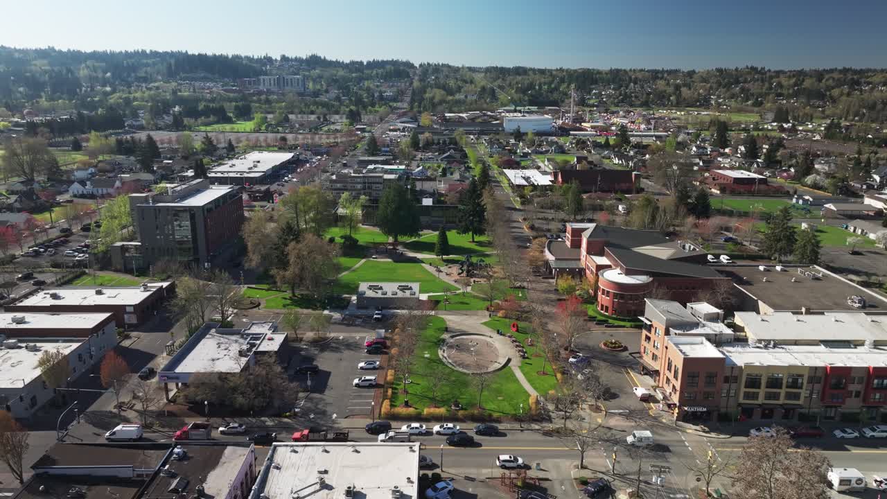 Centro di Puyallup con vista su Pioneer Park e sulla Biblioteca Pubblica di Puyallup nello Stato di Washington, USA. Ampia ripresa aerea.